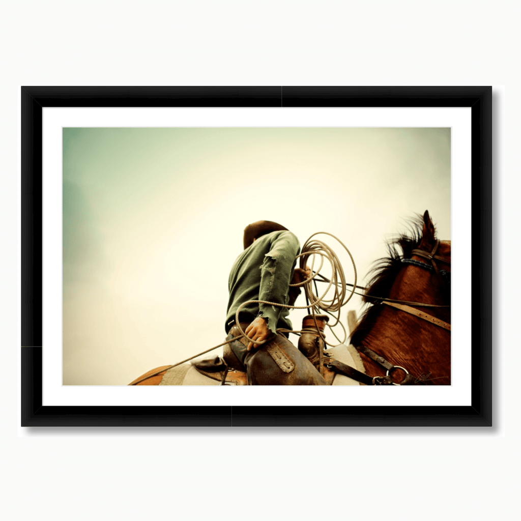 Fotografía artística en color de Andy Anderson de vaquero y caballo con lazo