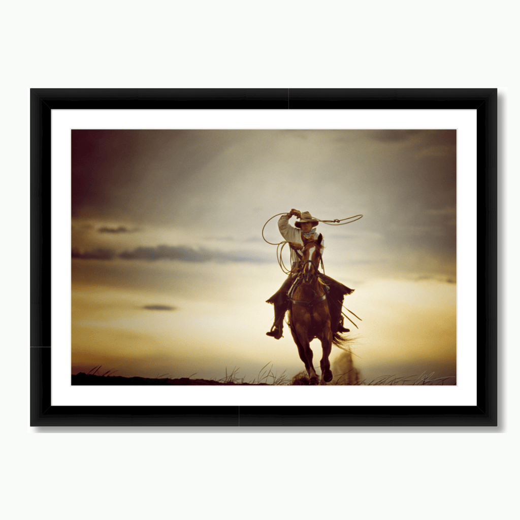 Fotografía artística en color de Andy Anderson de un emblemático vaquero con un lazo sobre un caballo.