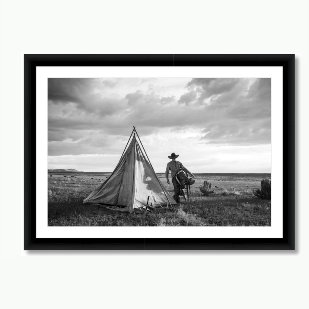 Fotografía artística de edición limitada en blanco y negro de vaquero y tipi de Andy Anderson