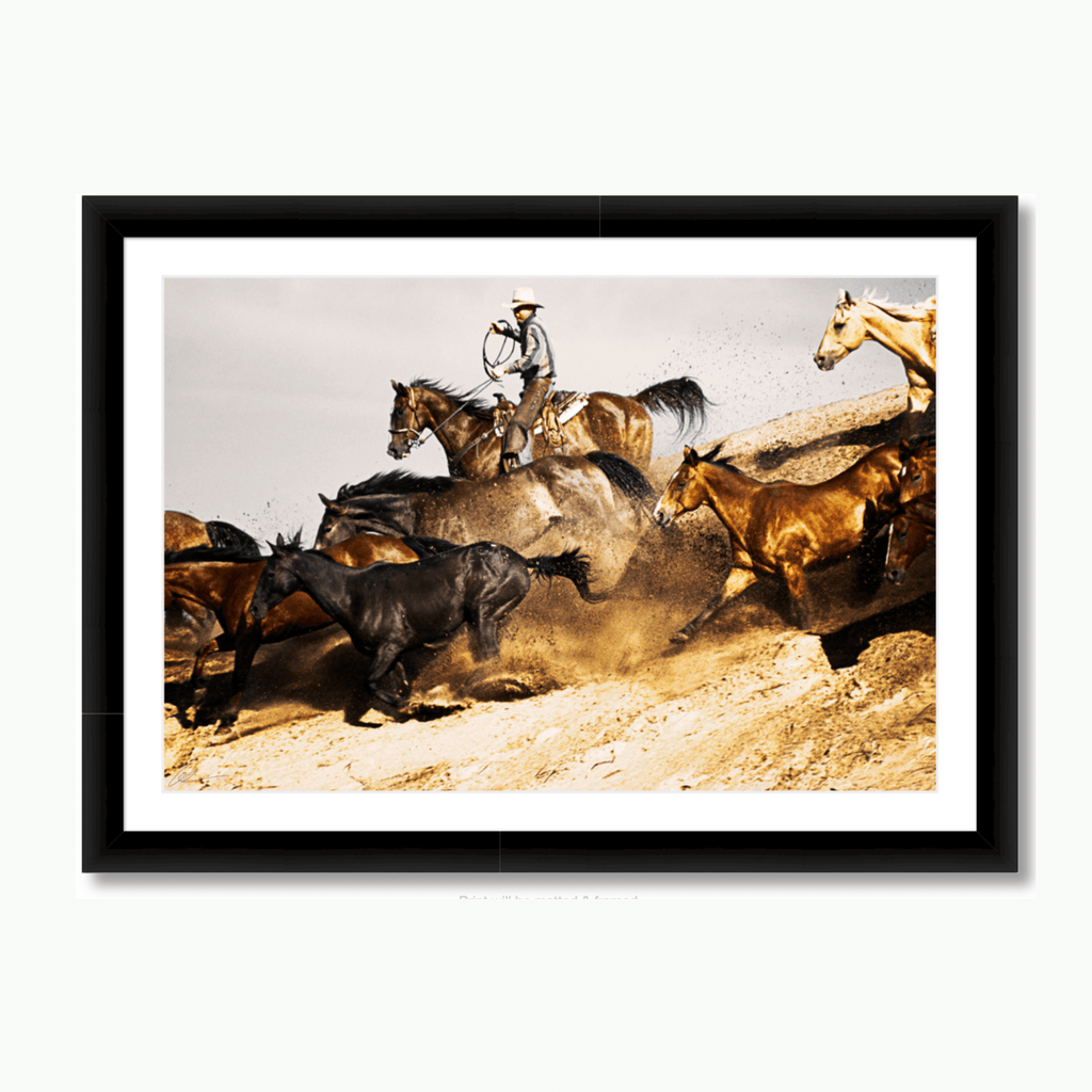 Fotografía artística en color de vaqueros del oeste con caballos de carga para un rodeo por Andy Anderson