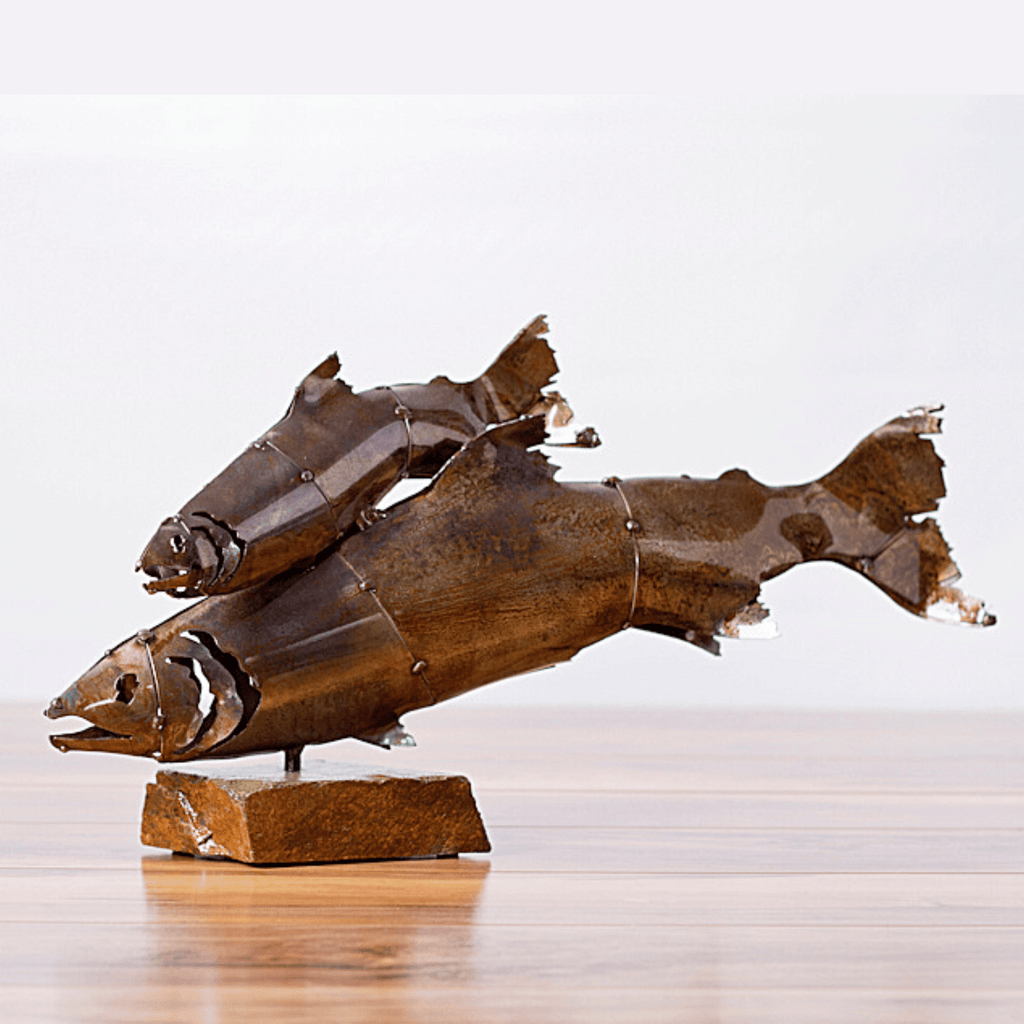 escultura de pez de metal, escultura de pez sobre base de roca, escultura doble trucha nadando